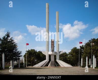 Edirne, Turchia, 2023 febbraio: Lo storico Monumento di Losanna, la statua di una donna che simboleggia la pace e la democrazia e una colomba in mano Foto Stock