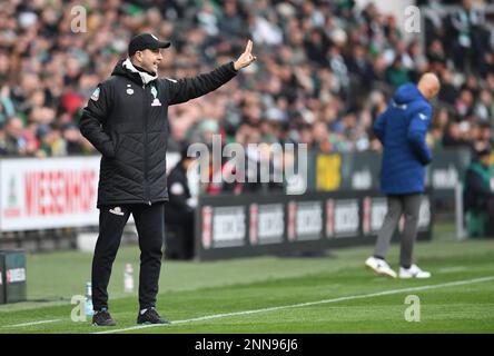 Germania. 25th Feb, 2023. Brema, Germania. 25th Feb, 2023. Calcio: Bundesliga, Werder Bremen - VfL Bochum, Giornata 22, wohninvest Weserstadion. L'allenatore di Brema, Ole Werner, si fa un gesto a margine. Credit: Carmen Jaspersen/dpa - NOTA IMPORTANTE: In conformità ai requisiti della DFL Deutsche Fußball Liga e del DFB Deutscher Fußball-Bund, è vietato utilizzare o utilizzare fotografie scattate nello stadio e/o della partita sotto forma di sequenze di immagini e/o serie di foto simili a video./dpa/Alamy Live News Credit: dpa Picture Alliance/Alamy Live News Foto Stock