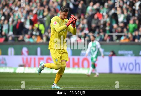 Germania. 25th Feb, 2023. Brema, Germania. 25th Feb, 2023. Calcio: Bundesliga, Werder Bremen - VfL Bochum, Giornata 22, wohninvest Weserstadion. Jiri Pavlenka, portiere di Brema, sulla strada verso il suo obiettivo. Credit: Carmen Jaspersen/dpa - NOTA IMPORTANTE: In conformità ai requisiti della DFL Deutsche Fußball Liga e del DFB Deutscher Fußball-Bund, è vietato utilizzare o utilizzare fotografie scattate nello stadio e/o della partita sotto forma di sequenze di immagini e/o serie di foto simili a video./dpa/Alamy Live News Credit: dpa Picture Alliance/Alamy Live News Foto Stock