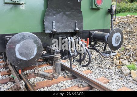 Accoppiamento e linea aerea su un vecchio vagone ferroviario Foto Stock