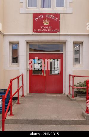 Port Stanley, Isole Falkland - 31 gennaio 2023: Ingresso all'ufficio postale sulla strada principale Foto Stock