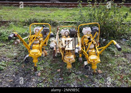 Macchina per l'avvitamento delle viti nella costruzione di cingoli Foto Stock