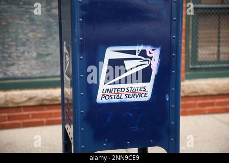 providence, rhode Island, USA - 25 febbraio 2023: servizio postale degli stati uniti casella di posta e camion per la consegna della posta Foto Stock