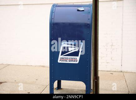 providence, rhode Island, USA - 25 febbraio 2023: servizio postale degli stati uniti casella di posta e camion per la consegna della posta Foto Stock