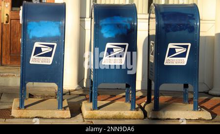 providence, rhode Island, USA - 25 febbraio 2023: servizio postale degli stati uniti casella di posta e camion per la consegna della posta Foto Stock