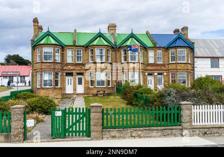 Port Stanley, Isole Falkland - 31 gennaio 2023: Terrazza di case vittoriane tradizionali con bandiera Foto Stock