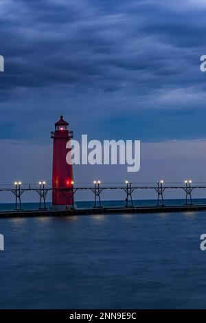 Grand Haven Lighthouse, South Pier, sul lago Michigan al tramonto, Grand Haven, Ottawa Co., MI Foto Stock