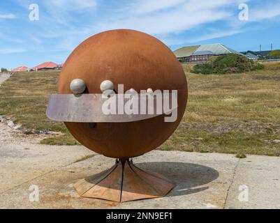 Port Stanley, Isole Falkland - 31 gennaio 2023: Scultura del sistema solare di Rob Yssel Foto Stock