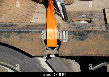 La cinghia di tensionamento è tesa in un occhiello Foto Stock