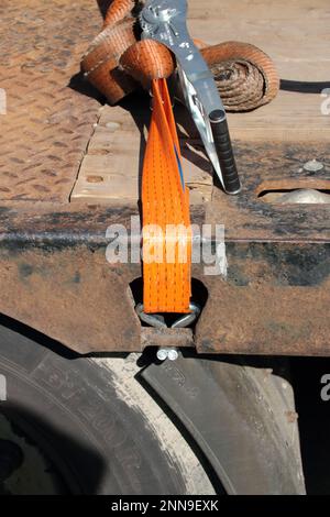 La cinghia di tensionamento è tesa in un occhiello Foto Stock