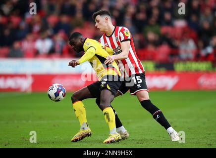 Anel Ahmedhodzic (a sinistra) di Sheffield United e Ken Sema di Watford combattono per la palla durante la partita del campionato Sky Bet a Bramall Lane, Sheffield. Data immagine: Sabato 25 febbraio 2023. Foto Stock