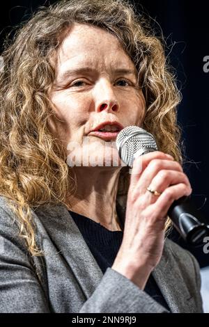 DEN BOSCH - Prof. dr. Il Dr. Ingrid Visseren-Hamakers (candidato al Senato) durante una discussione di gruppo durante il calcio d'inizio della campagna elettorale del Partito per gli animali (PvdD). ANP ROB ENGELAAR olanda fuori - belgio fuori Foto Stock