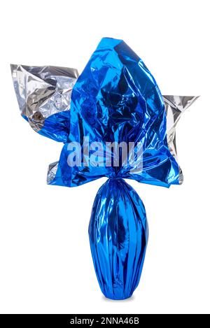 Uovo di Pasqua avvolto in scintillante carta blu isolato su bianco con percorso di ritaglio incluso Foto Stock