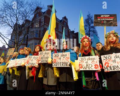 Manifestanti a una veglia accesa a candela dal Consolato russo a Londra nel primo anniversario dell'invasione dell'Ucraina, 24 febbraio 2023 Foto Stock