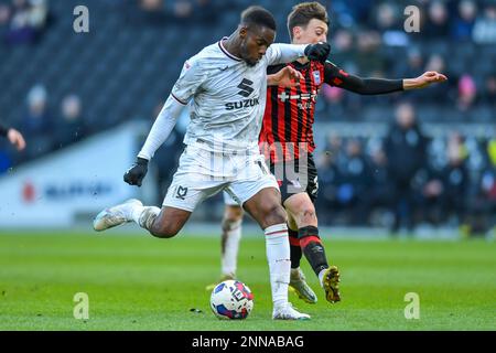 Jonathon Leko (12 milton keynes Dons) spara durante la partita della Sky Bet League 1 tra MK Dons e Ipswich Town allo Stadio MK, Milton Keynes sabato 25th febbraio 2023. (Foto: Kevin Hodgson | NOTIZIE MI) Credit: NOTIZIE MI & Sport /Alamy Live News Foto Stock