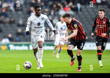 Jonathon Leko (12 Dons milton keynes) sfidato da Leif Davis (3 Ipswich Town) durante la partita della Sky Bet League 1 tra MK Dons e Ipswich Town allo Stadio MK, Milton Keynes sabato 25th febbraio 2023. (Foto: Kevin Hodgson | NOTIZIE MI) Credit: NOTIZIE MI & Sport /Alamy Live News Foto Stock