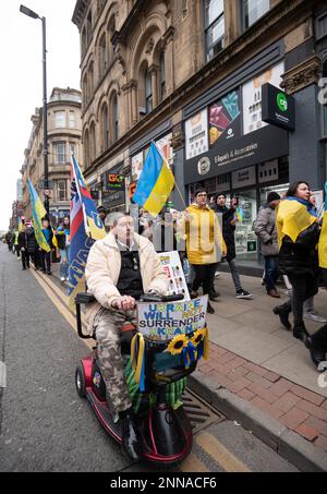 I manifestanti marciano lungo Deansgate. Sabato 25th febbraio 2023 hanno visto una marcia e un Rally a Manchester UK per sostenere l'Ucraina dopo l'anniversay di un anno, venerdì 24th febbraio, dell'invasione russa. Manchester City Centre.UK. Immagine: Garyroberts/worldwidefeatures.com Foto Stock