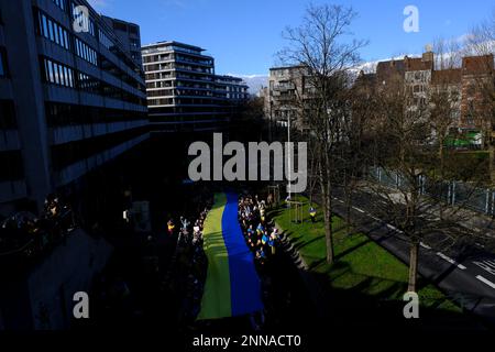 Bruxelles, Belgio. 25th Feb, 2023. Diverse migliaia di persone partecipano a una manifestazione per il primo anniversario dell'invasione russa a Bruxelles, in Belgio, il 25 febbraio 2023. Credit: ALEXANDROS MICHAILIDIS/Alamy Live News Foto Stock