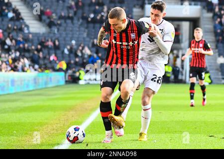 Luke Woolfenden (6 Ipswich Town) sfidato da Dawson Devoy (28 milton keynes Dons) durante la partita della Sky Bet League 1 tra MK Dons e Ipswich Town allo stadio MK, Milton Keynes sabato 25th febbraio 2023. (Foto: Kevin Hodgson | NOTIZIE MI) Credit: NOTIZIE MI & Sport /Alamy Live News Foto Stock