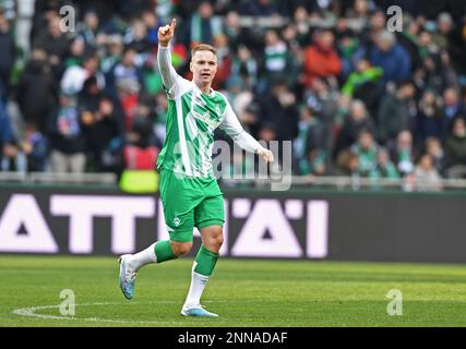 Germania. 25th Feb, 2023. Brema, Germania. 25th Feb, 2023. Calcio: Bundesliga, Werder Bremen - VfL Bochum, Giornata 22, wohninvest Weserstadion. Niklas Schmidt di Brema festeggia il suo obiettivo di realizzare 2:0. Credit: Carmen Jaspersen/dpa - NOTA IMPORTANTE: In conformità ai requisiti della DFL Deutsche Fußball Liga e del DFB Deutscher Fußball-Bund, è vietato utilizzare o utilizzare fotografie scattate nello stadio e/o della partita sotto forma di sequenze di immagini e/o serie di foto simili a video./dpa/Alamy Live News Credit: dpa Picture Alliance/Alamy Live News Foto Stock