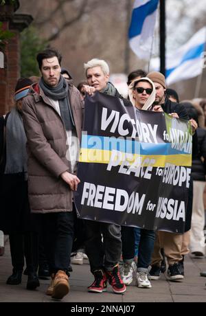 I membri della Russian Democratic Society, un gruppo di cittadini russi che vivono nel Regno Unito, organizzano una protesta al di fuori dell'ambasciata russa a Londra, per celebrare il primo anniversario dell'invasione russa dell'Ucraina. Data immagine: Sabato 25 febbraio 2023. Foto Stock