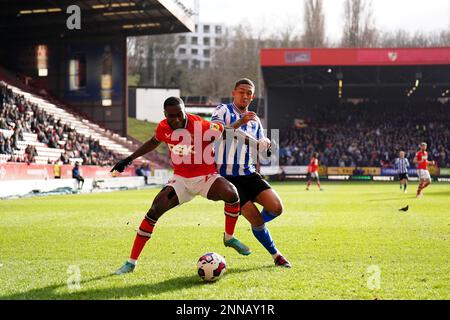 Liam Palmer (a destra) di Sheffield Wednesday e Corey Blackett-Taylor di Charlton Atheltic si battono per la palla durante la prima partita della Sky Bet League a The Valley, Londra. Data immagine: Sabato 25 febbraio 2023. Foto Stock