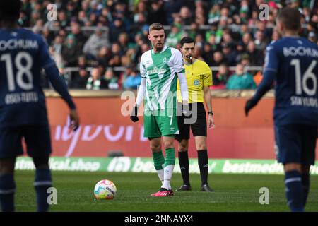 Germania. 25th Feb, 2023. Brema, Germania. 25th Feb, 2023. Calcio: Bundesliga, Werder Bremen - VfL Bochum, Giornata 22, wohninvest Weserstadion. Marvin Ducksch di Brema ottiene un calcio di punizione gratuito per arrivare a 3:0. Credit: Carmen Jaspersen/dpa - NOTA IMPORTANTE: In conformità ai requisiti della DFL Deutsche Fußball Liga e del DFB Deutscher Fußball-Bund, è vietato utilizzare o utilizzare fotografie scattate nello stadio e/o della partita sotto forma di sequenze di immagini e/o serie di foto simili a video./dpa/Alamy Live News Credit: dpa Picture Alliance/Alamy Live News Foto Stock