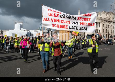 Londra, Regno Unito. 25 febbraio 2023. Protesta contro l'espansione di ULEZ in Trafalgar Square. Credit: Andrea Domeniconi/Alamy Live News Foto Stock