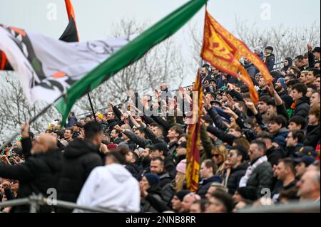 Venezia, Italia. 25th Feb, 2023. Tifosi Venezia FC durante Venezia FC vs Cagliari Calcio, partita italiana di calcio Serie B a Venezia, Italia, febbraio 25 2023 Credit: Independent Photo Agency/Alamy Live News Foto Stock