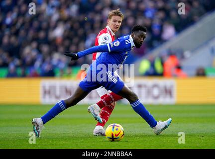 Martin Odegaard dell'Arsenal e Wilfred Ndidi di di Leicester City combattono per la palla durante la partita della Premier League al King Power Stadium di Leicester. Data immagine: Sabato 25 febbraio 2023. Foto Stock