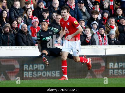 Barnsley's Liam Kitching e Derby County's Nathaniel Mendez-Laing (a sinistra) battaglia per la palla durante la partita Sky Bet Championship allo Stadio Oakwell, Barnsley. Data immagine: Sabato 25 febbraio 2023. Foto Stock