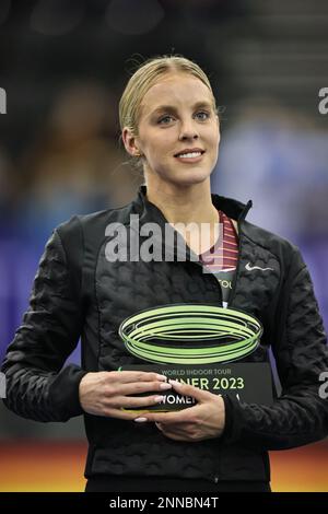 Birmingham, Regno Unito. 25th Feb 2023. Keely Hodgkinson (GBR) riceve il suo trofeo durante la finale del Birmingham World Indoor Tour alla Utilita Arena di Birmingham sabato 25th febbraio 2023. (Foto: Pat Scaasi | NOTIZIE MI) Credit: NOTIZIE MI & Sport /Alamy Live News Foto Stock