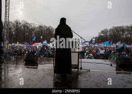 Berlino, Germania. 25th Feb, 2023. Migliaia di persone si sono riunite sabato 25 febbraio 2023 alla porta di Brandeburgo a Berlino per protestare contro la consegna di armi in Ucraina. Il raduno ''Aufstand fÃ¼r den Frieden'' (rivolta per la pace) fu chiamato dal politico Sahra Wagenknecht e dal femminista Alice Schwarzer. La polizia ha stimato che circa 13.000 persone hanno partecipato all'evento, mentre Wagenknecht ha sostenuto che 50.000 erano presenti. I partecipanti hanno chiesto negoziati di pace con la Russia e la sospensione delle forniture di armi all'Ucraina. L'evento è iniziato con discorsi dell'attrice Corinna Kirchhof Foto Stock