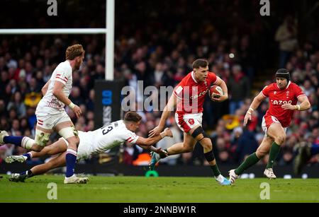 Il Mason Grady del Galles evade l'accanimento dall'inglese Henry Slade durante la partita Guinness Six Nations al Principato Stadium di Cardiff. Data immagine: Sabato 25 febbraio 2023. Foto Stock