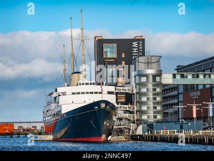 Vista del Royal Yacht Britannia e del porto di Leith Distillery, Leith Harbour, Edimburgo, Scozia, Regno Unito Foto Stock