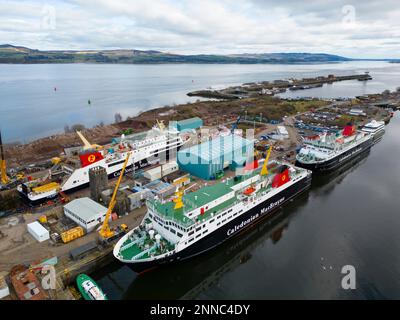 Greenock, Scozia, Regno Unito. 25 febbraio 2023. Il traghetto Glen Sannox è visto nel molo a secco a Greenock, dove è in fase di montaggio. Altri tre traghetti Caledonian Macbrayne sono anche adiacenti in fase di riparazione e manutenzione, l'isola di Lewis, le isole Caledonian e il MV Loch Fyne. Questi traghetti sono attualmente fuori servizio per Calmac. Iain Masterton/Alamy Live News Foto Stock