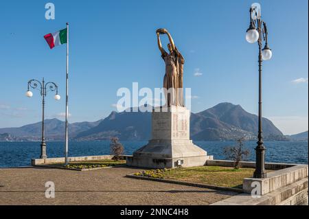 Intra, Italia - 02-05-2023: Bellissimo monumento sul lungomare di Intra Foto Stock