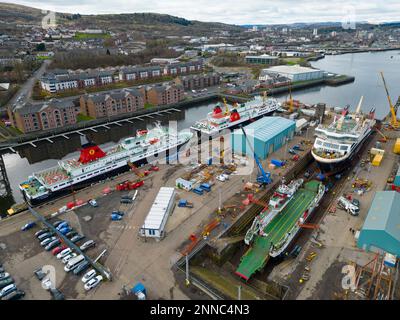 Greenock, Scozia, Regno Unito. 25 febbraio 2023. Il traghetto Glen Sannox è visto nel molo a secco a Greenock, dove è in fase di montaggio. Altri tre traghetti Caledonian Macbrayne sono anche adiacenti in fase di riparazione e manutenzione, l'isola di Lewis, le isole Caledonian e il MV Loch Fyne. Questi traghetti sono attualmente fuori servizio per Calmac. Iain Masterton/Alamy Live News Foto Stock