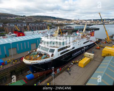 Greenock, Scozia, Regno Unito. 25 febbraio 2023. Il traghetto Glen Sannox è visto nel molo a secco a Greenock, dove è in fase di montaggio. Altri tre traghetti Caledonian Macbrayne sono anche adiacenti in fase di riparazione e manutenzione, l'isola di Lewis, le isole Caledonian e il MV Loch Fyne. Questi traghetti sono attualmente fuori servizio per Calmac. Iain Masterton/Alamy Live News Foto Stock