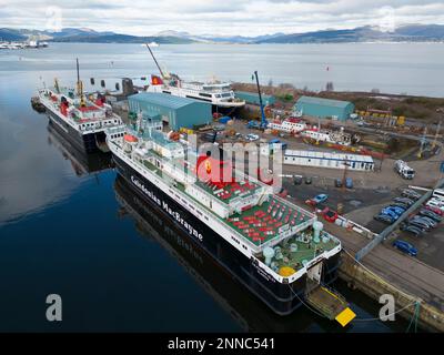 Greenock, Scozia, Regno Unito. 25 febbraio 2023. Il traghetto Glen Sannox è visto nel molo a secco a Greenock, dove è in fase di montaggio. Altri tre traghetti Caledonian Macbrayne sono anche adiacenti in fase di riparazione e manutenzione, l'isola di Lewis, le isole Caledonian e il MV Loch Fyne. Questi traghetti sono attualmente fuori servizio per Calmac. Iain Masterton/Alamy Live News Foto Stock