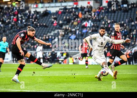 WES Burns (7 Ipswich Town) spara durante la partita della Sky Bet League 1 tra MK Dons e Ipswich Town allo Stadio MK, Milton Keynes sabato 25th febbraio 2023. (Foto: Kevin Hodgson | NOTIZIE MI) Credit: NOTIZIE MI & Sport /Alamy Live News Foto Stock