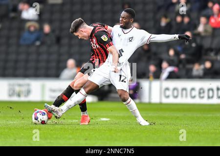 George Hirst (27 Ipswich Town) sfidato da Jonathon Leko (12 milton keynes Dons) durante la partita della Sky Bet League 1 tra MK Dons e Ipswich Town allo Stadio MK, Milton Keynes sabato 25th febbraio 2023. (Foto: Kevin Hodgson | NOTIZIE MI) Credit: NOTIZIE MI & Sport /Alamy Live News Foto Stock