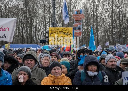 Migliaia di persone si sono riunite sabato 25 febbraio 2023 alla porta di Brandeburgo a Berlino per protestare contro la consegna di armi in Ucraina. Il raduno 'Aufstand für den Frieden' (rivolta per la pace) fu chiamato dal politico Sahra Wagenknecht e dal femminista Alice Schwarzer. La polizia ha stimato che circa 13.000 persone hanno partecipato all'evento, mentre Wagenknecht ha sostenuto che 50.000 erano presenti. I partecipanti hanno chiesto negoziati di pace con la Russia e la sospensione delle forniture di armi all'Ucraina. L'evento è iniziato con discorsi dell'attrice Corinna Kirchhoff, educatore Hans-Peter Waldrich, e re Foto Stock