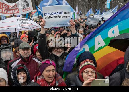 Migliaia di persone si sono riunite sabato 25 febbraio 2023 alla porta di Brandeburgo a Berlino per protestare contro la consegna di armi in Ucraina. Il raduno 'Aufstand für den Frieden' (rivolta per la pace) fu chiamato dal politico Sahra Wagenknecht e dal femminista Alice Schwarzer. La polizia ha stimato che circa 13.000 persone hanno partecipato all'evento, mentre Wagenknecht ha sostenuto che 50.000 erano presenti. I partecipanti hanno chiesto negoziati di pace con la Russia e la sospensione delle forniture di armi all'Ucraina. L'evento è iniziato con discorsi dell'attrice Corinna Kirchhoff, educatore Hans-Peter Waldrich, e re Foto Stock