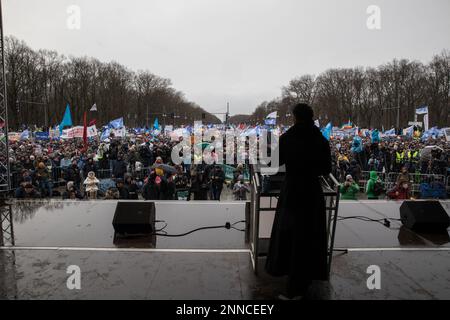 Migliaia di persone si sono riunite sabato 25 febbraio 2023 alla porta di Brandeburgo a Berlino per protestare contro la consegna di armi in Ucraina. Il raduno 'Aufstand für den Frieden' (rivolta per la pace) fu chiamato dal politico Sahra Wagenknecht e dal femminista Alice Schwarzer. La polizia ha stimato che circa 13.000 persone hanno partecipato all'evento, mentre Wagenknecht ha sostenuto che 50.000 erano presenti. I partecipanti hanno chiesto negoziati di pace con la Russia e la sospensione delle forniture di armi all'Ucraina. L'evento è iniziato con discorsi dell'attrice Corinna Kirchhoff, educatore Hans-Peter Waldrich, e re Foto Stock