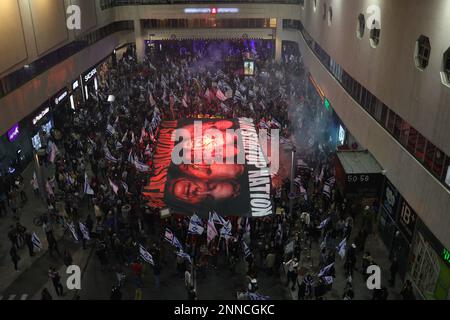 Tel Aviv, Israele. 25th Feb, 2023. Le proteste israeliane hanno una bandiera con un ritratto dell'ex leader supremo dell'Iran Ruhollah Khomeini (L-R), del primo ministro ungherese Viktor Orban, del presidente turco Recep Tayyip Erdogan, del primo ministro israeliano Benjamin Netanyahu e del presidente russo Vladimir Putin durante una protesta contro il governo. Credit: Ilia Yefimovich/dpa/Alamy Live News Foto Stock