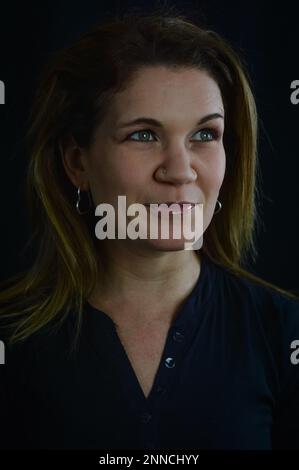 sarcasmo - ritratto di una bella ed elegante donna bionda che accenna ad un sorriso divertito Foto Stock