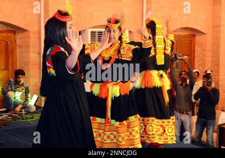 Le donne della tribù Kalash indossano abiti tradizionali partecipano al Chilam Joshi Celebration Festival in occasione dell'arrivo della stagione primaverile al Basant Hall di Hyderabad sabato 25 febbraio 2023. Foto Stock