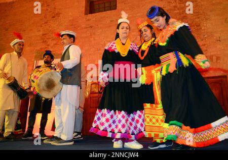 Le donne della tribù Kalash indossano abiti tradizionali partecipano al Chilam Joshi Celebration Festival in occasione dell'arrivo della stagione primaverile al Basant Hall di Hyderabad sabato 25 febbraio 2023. Foto Stock