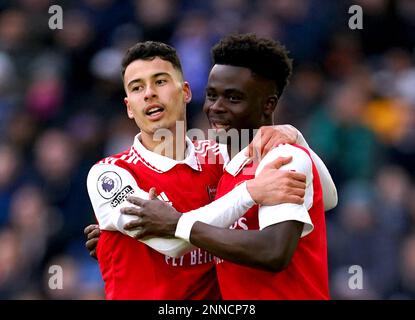 Il Bukayo Saka dell'Arsenal (a destra) celebra il raggiungimento di un gol con il compagno di squadra Gabriel Martinelli poco prima che venga disammesso durante la partita della Premier League al King Power Stadium, Leicester. Data immagine: Sabato 25 febbraio 2023. Foto Stock